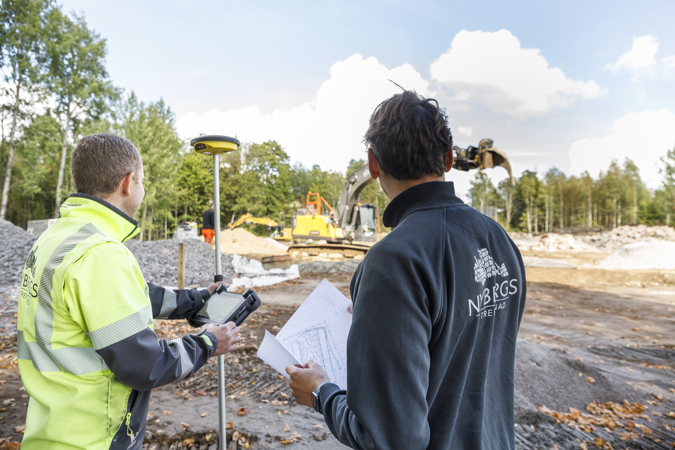 Produktionsledare ute på fältet